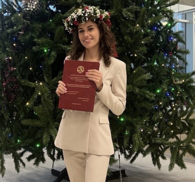 Fabiana Vignoni il giorno della laurea, con la corona d'alloro e la tesi rilegata tra le mani